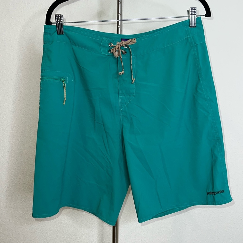 🔹 Patagonia Lightweight Board Shorts